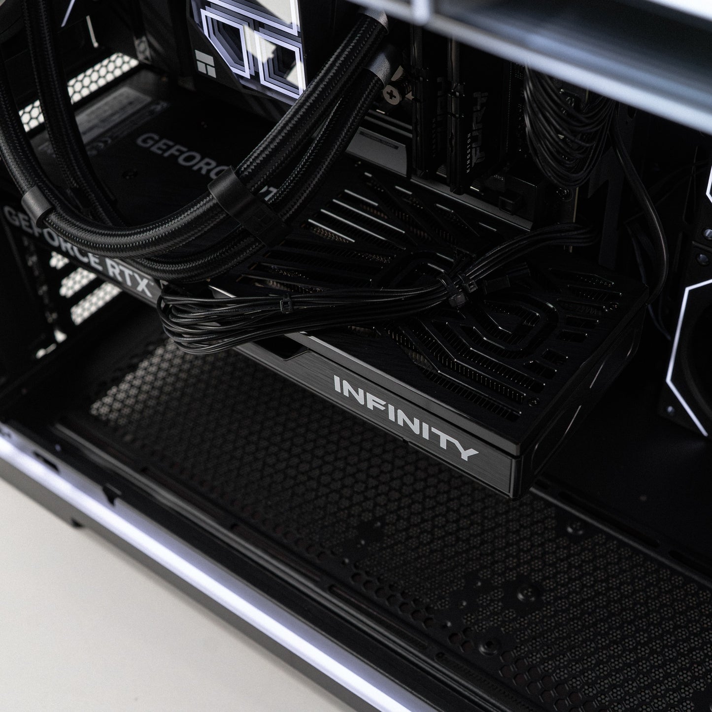 XR - AMD Ryzen 7 9800X3D / Radeon RX 9070 XT Gaming PC